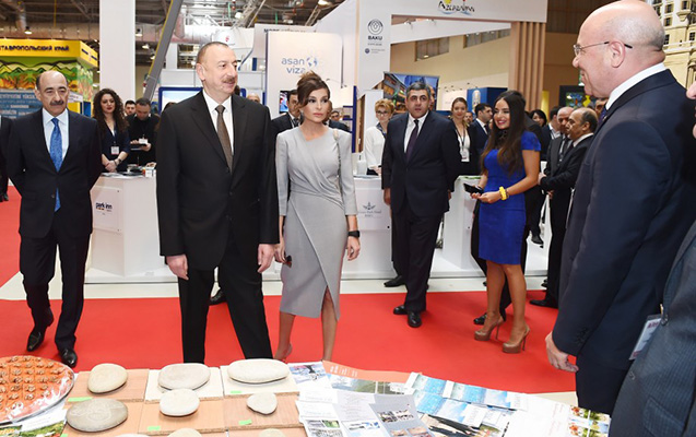 Prezident xanımı və qızı ilə sərgidə - FOTOLAR