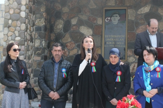 Qənirə Paşayeva Qusarda şəhid Əmiraslan Xeyirbəyovun anım tədbirində çıxış edib