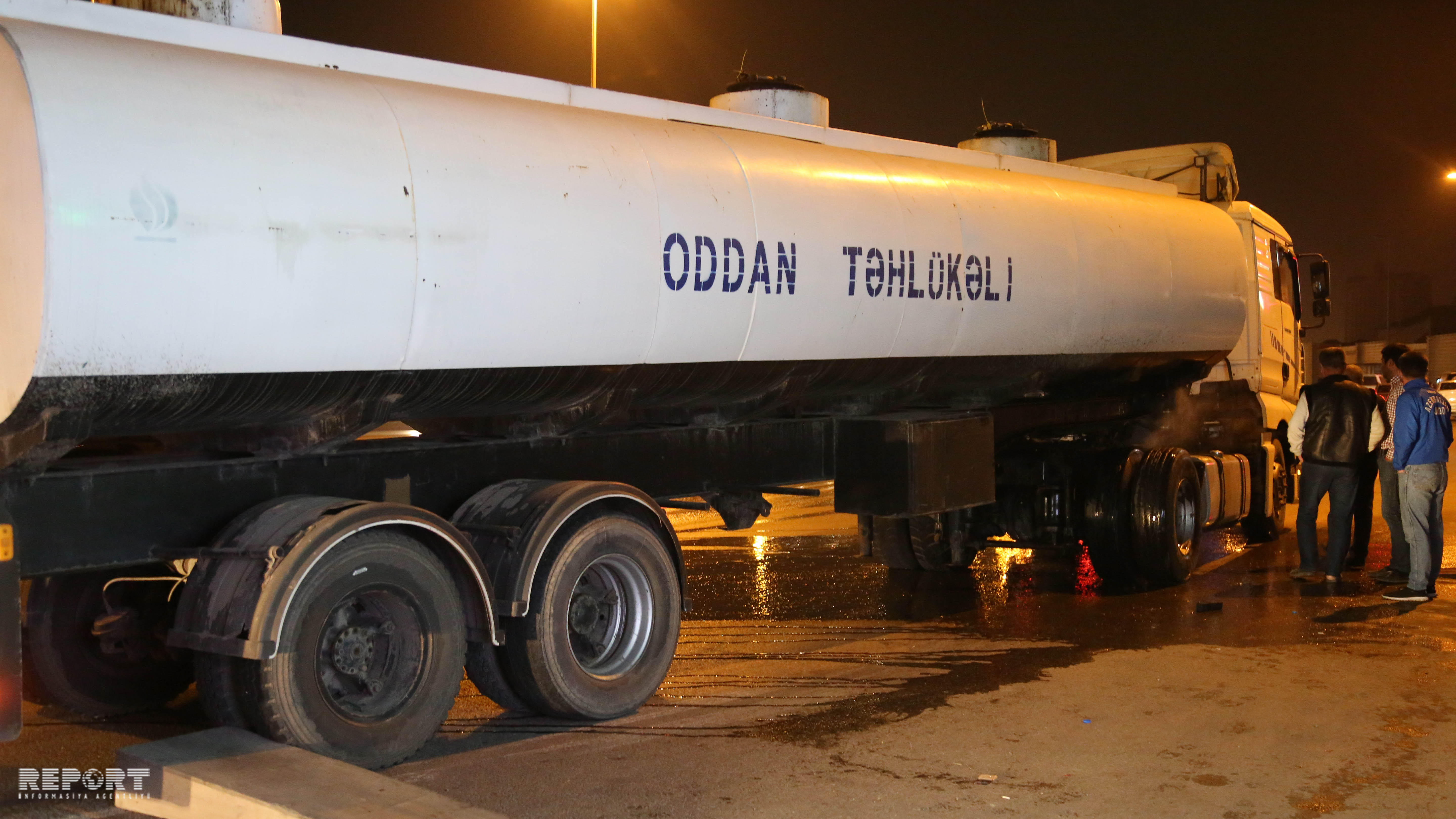 Bakıda benzin daşıyan maşın yandı - FOTOLAR