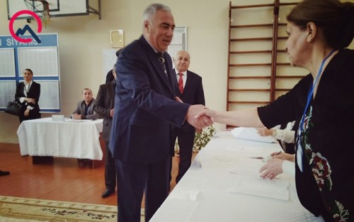 Hafiz Hacıyev İlham Əliyevə səs verdi - FOTO