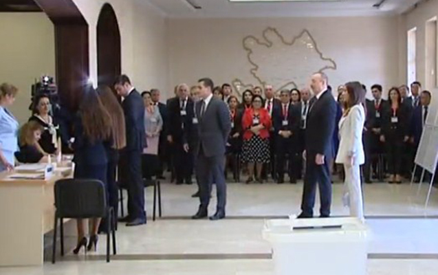 Prezident ailəsi ilə belə səs verdi - Video