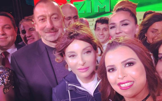 İlham Əliyevlə xanımı sənətçilərlə bir arada - Fotolar