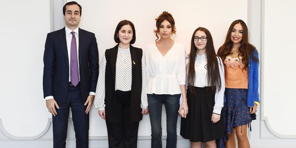 Mehriban Əliyeva Reyhan Camalova və Zəhra Qasımzadə ilə görüşüb - FOTOLAR