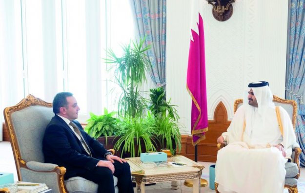 Səfirimiz etimadnaməsini Qətər Əmirinin müavininə təqdim edib