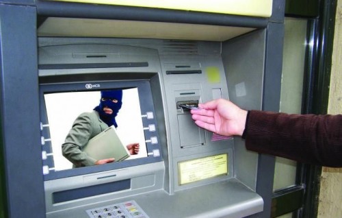 Bankomatdan pul çıxaran şəxsi izlədi - Binanın blokunda soydu