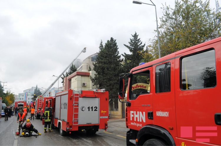 Bakıda ev yanıb, 3 nəfər təxliyə olunub