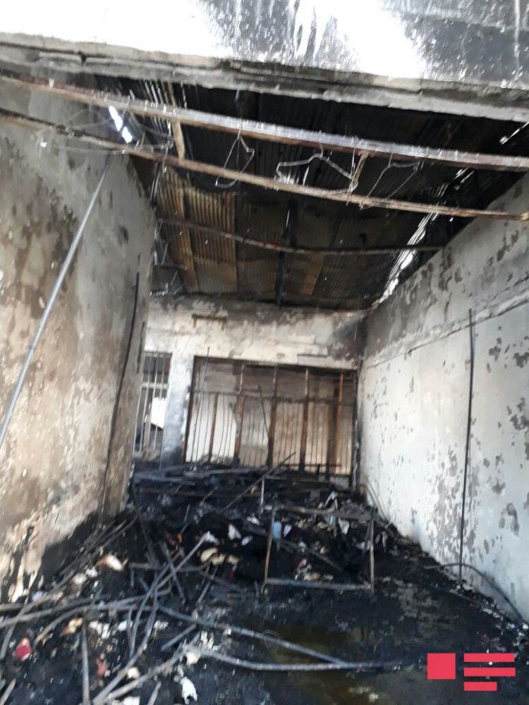 Bakıda mağaza yanıb