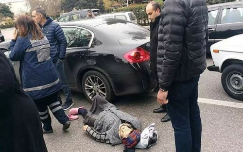 Bakıda daha bir süpürgəçi qadın avtomobillə vuruldu - FOTO
