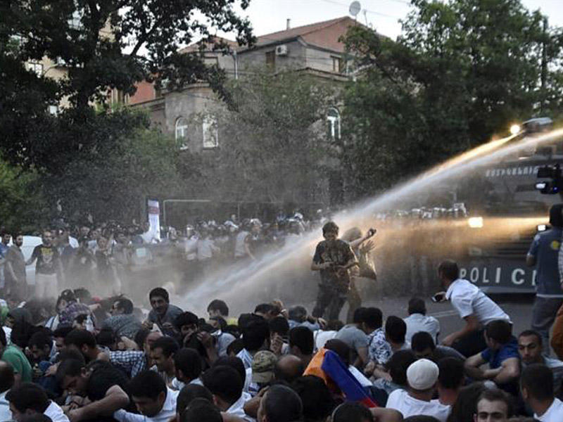 Yerevanda gərginlik: polis gözyaşardıcı qazdan istifadə edib