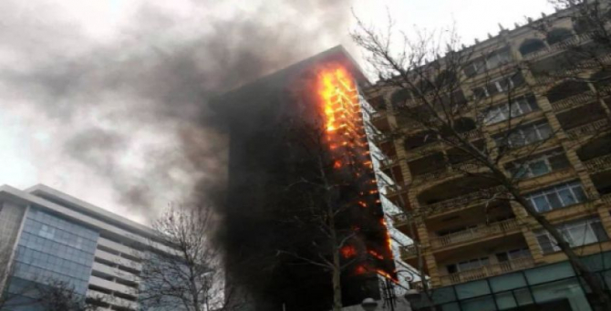 Bakıda 5 mərtəbə yanır - Təxliyə edilənlər var