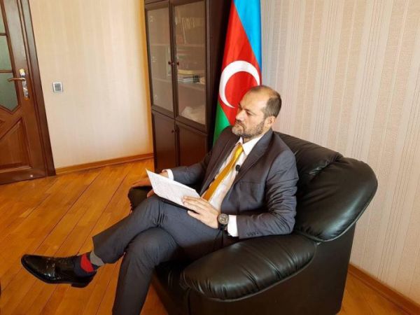 Prezidentliyə namizəd tənqid olundu: "O rəngdə corab geyinməzlər" - FOTO