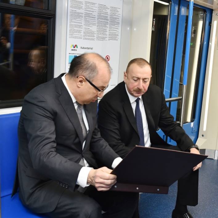 İlham Əliyev yeni metro qatarları ilə tanış oldu - Fotolar