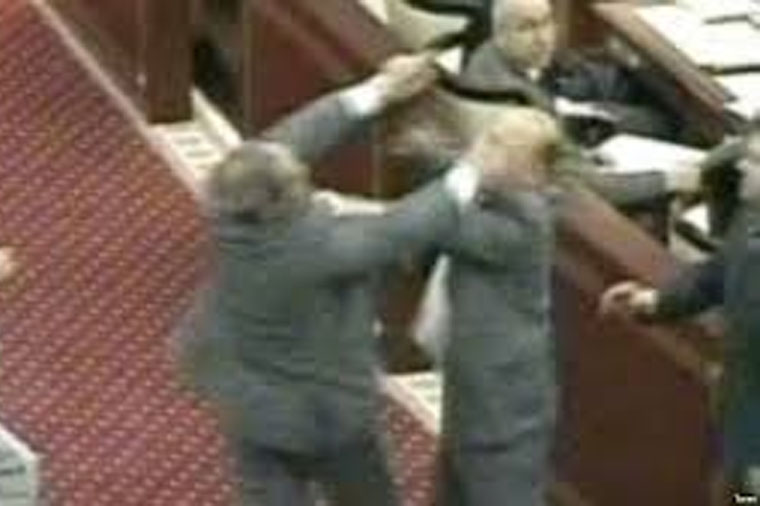 "Quska" ilk dəfə buna görə həbs edilmişdi - Milli Məclisdə əlbəyaxa döyüş - VIDEO