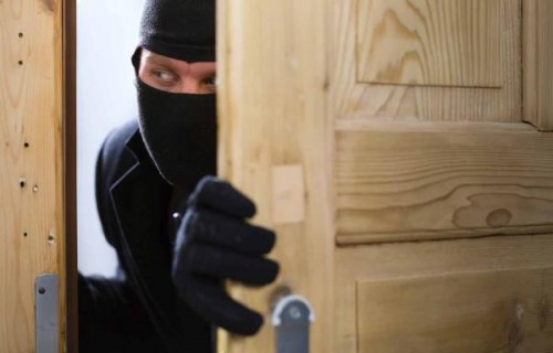 Maskalı şəxslər evə silahlı basqın etdi – Yaralananlar var
