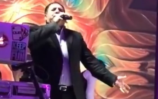 Füzuli Musayev aparıcının toyunda mahnı oxudu - Video