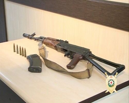 Üzərində “Kalaşnikov” gəzdirən şəxs saxlanıldı