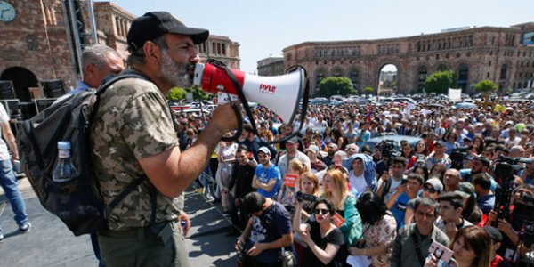 Ermənistanda etirazlar yenidən alovlanır: Paşinyan tərəfdarlarına səsləndi