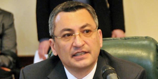 Yeni sədr daha bir nəfəri işdən çıxardı