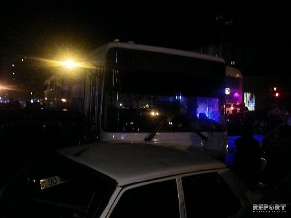Bakıda sərnişin avtobusu qəza törətdi: sürücü qaçdı – FOTO