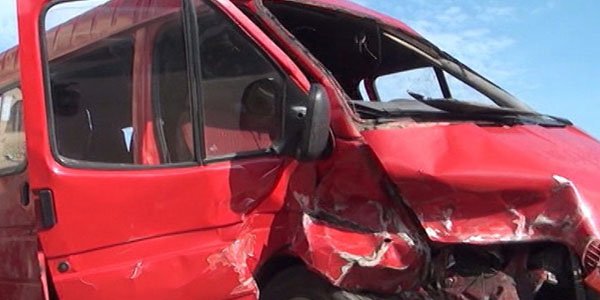 Mikroavtobusla minik avtomobili toqquşdu: 15 nəfər yaralandı