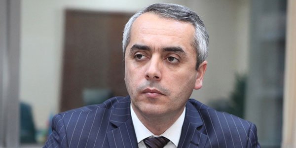 Yeni nazir mətbuat katibini işdən çıxardı