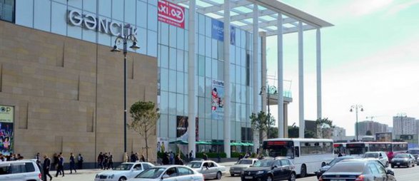 Bakıda qadın “Gənclik Mall”dan bahalı paltar oğurladı