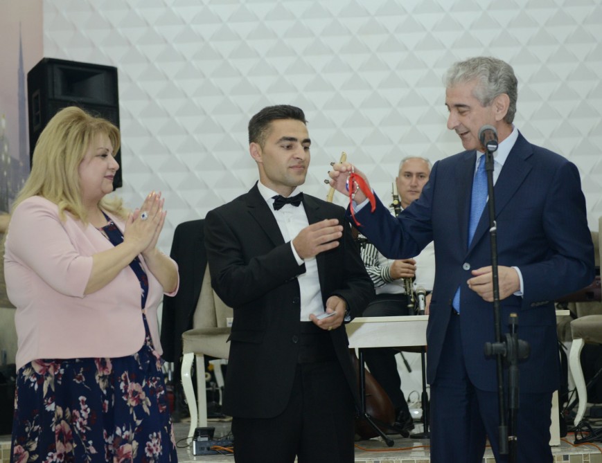 Dövlət rəsmiləri kimsəsiz gənclərin toyunda iştirak etdi, onlara 3 otaqlı mənzil hədiyyə olundu - FOTOLAR
