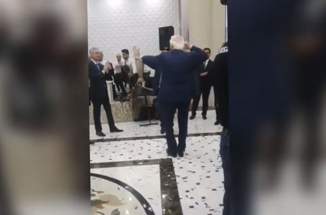 Əli Əhmədov və Hadı Rəcəbli toyda rəqs etdi - VİDEO