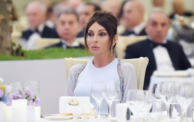 Mehriban Əliyeva 3 nəfəri təltif etdi - Fotolar