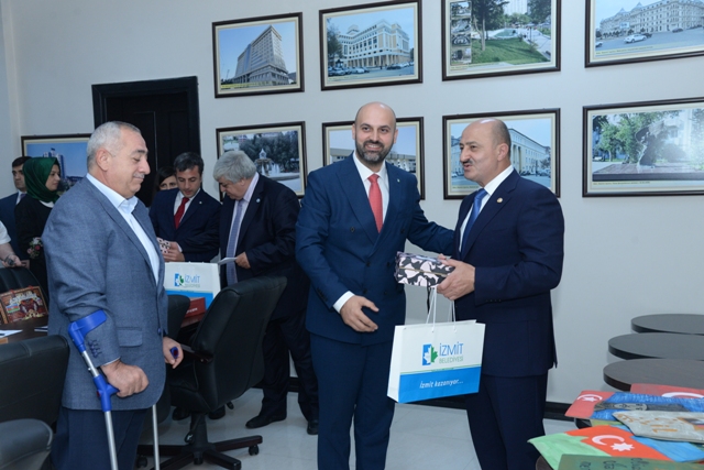 Asif Əsgərov İzmit Bələdiyyəsinin nümayəndələrini qəbul etdi