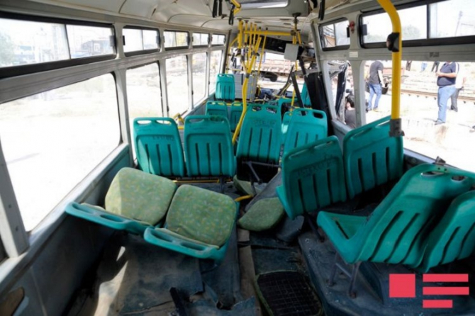 Mingəçevirdə marşrut avtobusu traktorla toqquşub, yaralananlar var