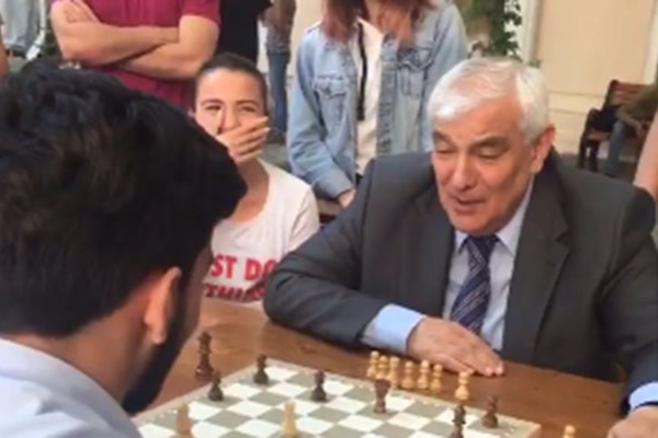 Azərbaycanda rektor tələbə ilə dama oynadı - VİDEO