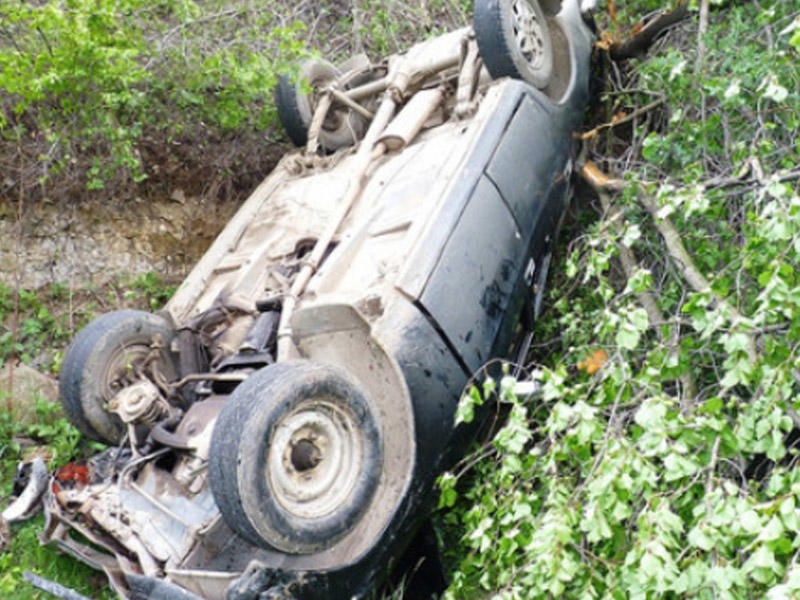 Gədəbəydə avtomobil körpüdən aşıb, xəsarət alan var