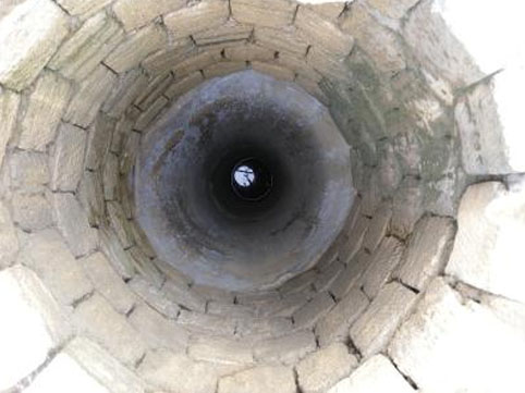 Su quyusuna düşən kişi xilas olunub