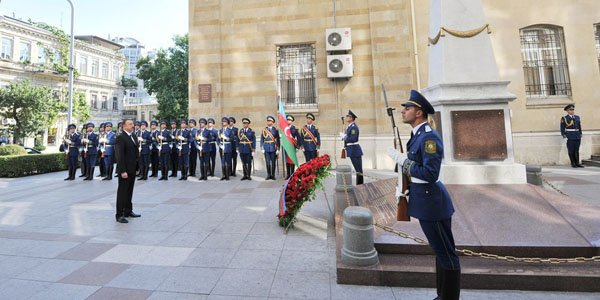 Prezident Cümhuriyyətin abidəsini ziyarət etdi
