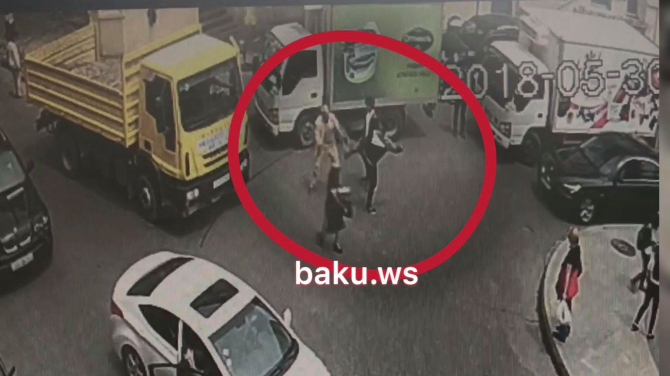 Bakıda 2 gənc söyüş söyən yaşlı kişini belə döydü - VİDEO
