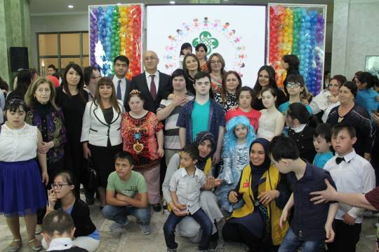 Qənirə Paşayeva daun sindromlu uşaqlar üçün keçirilən tədbirdə çıxış edib