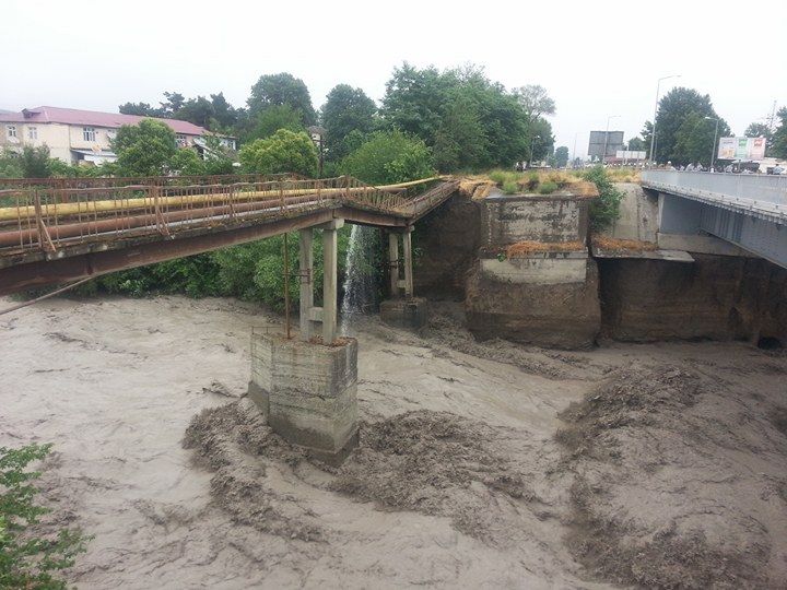 Göyçay körpüsünün aşma anı anbaan - VİDEO