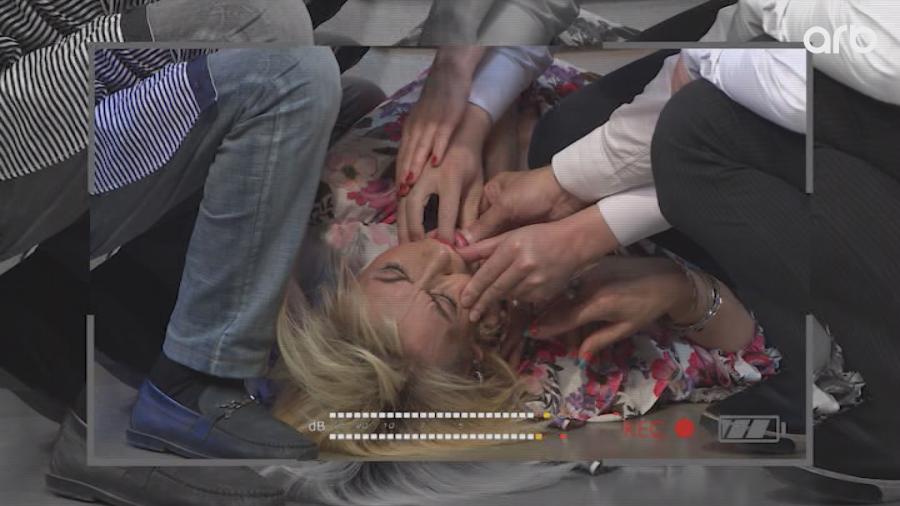 Əməkdar artist efirdə huşunu itirdi - Video
