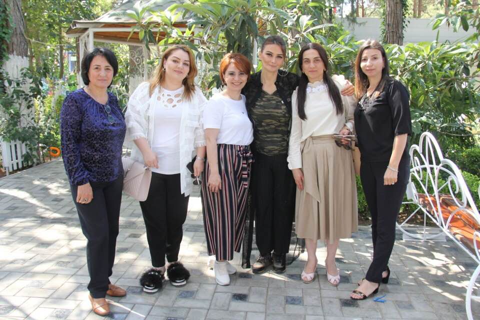 Qənirə Paşayeva Aprel zəfəri şəhidlərinin ailələri ilə görüşüb