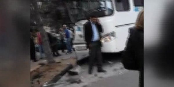 Bakıda sərnişin avtobusu qəza törədib: xəsarət alanlar var - VİDEO