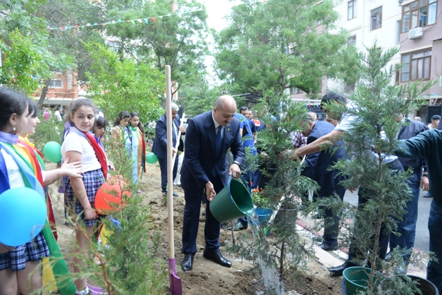 Nəsimi rayonunda “Abad həyət” sakinlərin istifadəsinə verildi - FOTOLAR