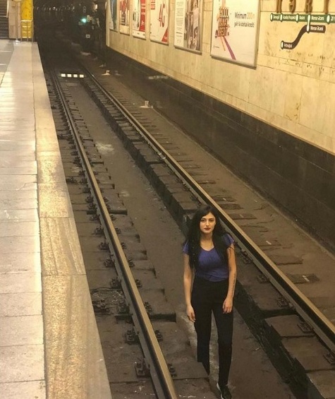 21 yaşlı qızın metro relslərinin üzərində şəkil çəkdirmə səbəbi bəlli oldu