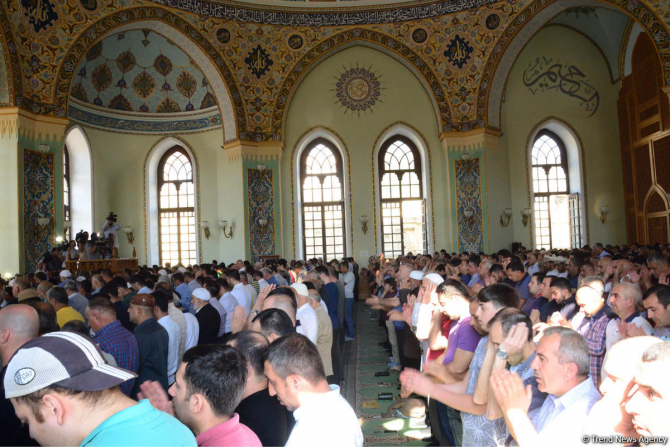 Azərbaycanın bütün məscidlərində bayram namazı qılındı