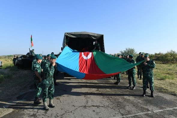 "Qurtuluş günü" ilə əlaqədar 2 km uzunluğunda bayraq hazırlandı - FOTOLAR