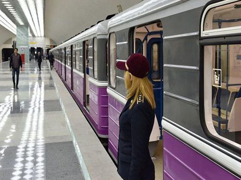 Bakı metrosunda qızı geyiminə görə döydülər - VİDEO