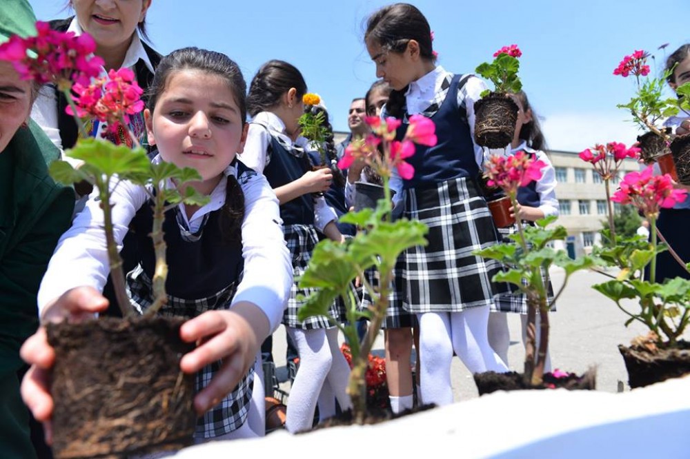 4 yaşlı uşaq qonşunun həyətinə gül qoparmağa girdi və öldü – Azərbaycanda dəhşətli hadisə