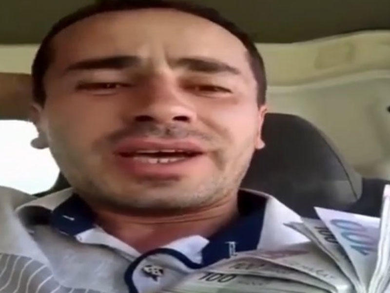 Azərbaycanda kişi yüz manatlarla tərini silib, yerə atdı - VİDEO