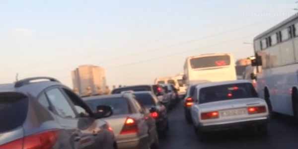 Bakı-Sumqayıt avtomobil yolu bağlandı: sərnişinlər paytaxta piyada gəlir - FOTO