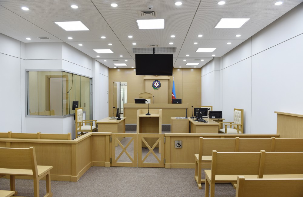 Azərbaycanda dəhşət - Ər məhkəmə zalında eks-arvadını öldürdü